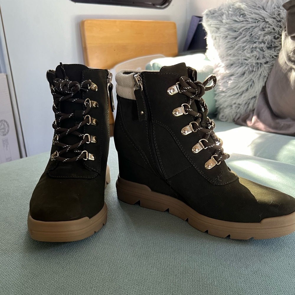 Dr. Scholl’s Wedge Winter Boots (size : 7.5) {forest green}